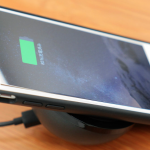 iPhone無線充電、置くだけで充電可能